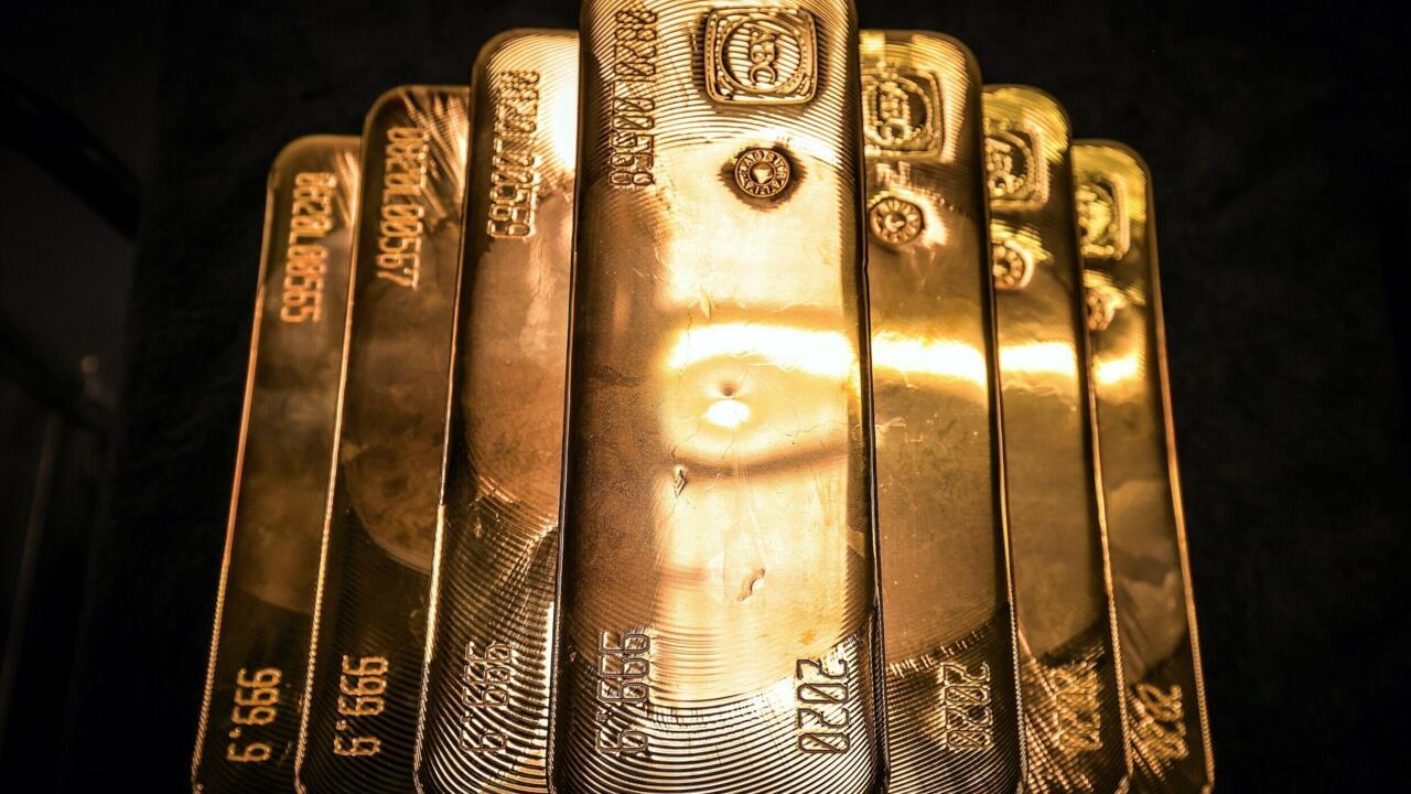 سعر أونصة الذهب يتخطى أربعة آلاف دولار للمرة الأولى في تاريخه