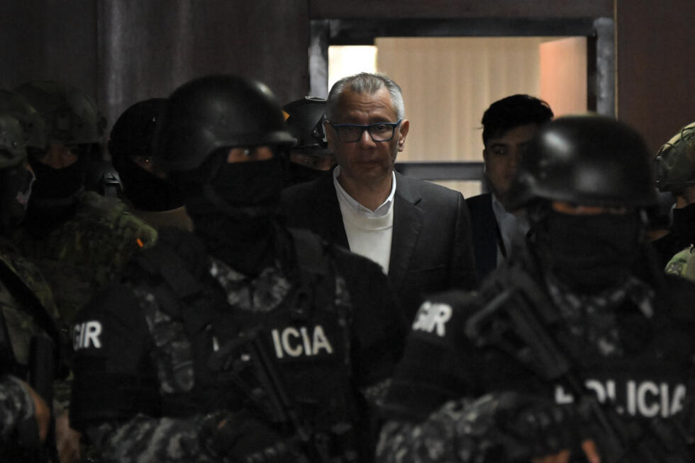 El exvicepresidente ecuatoriano (2013-2017) Jorge Glas llega fuertemente escoltado a la Corte Nacional de Justicia, en Quito, el 30 de junio de 2025