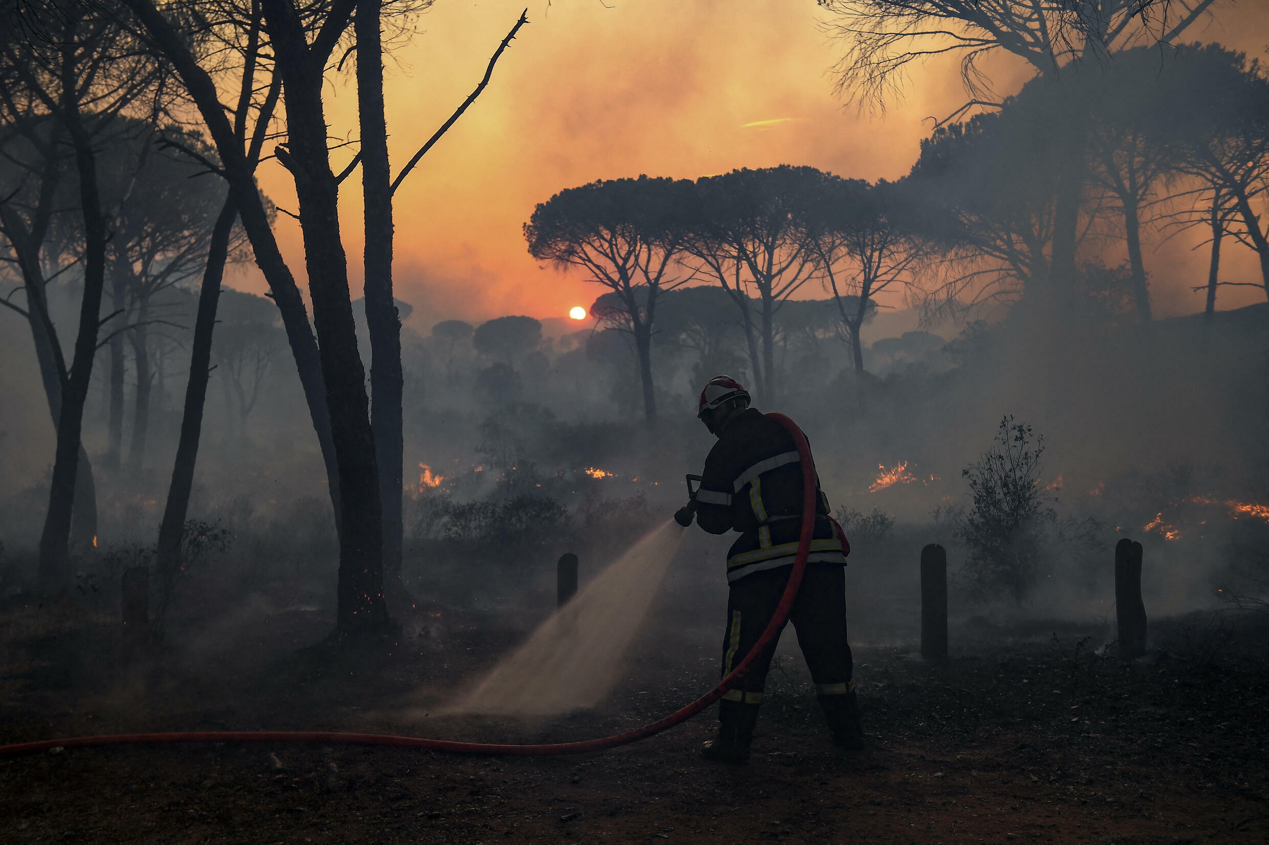 Un incendio forestal en la costa de Francia deja al menos dos muertos