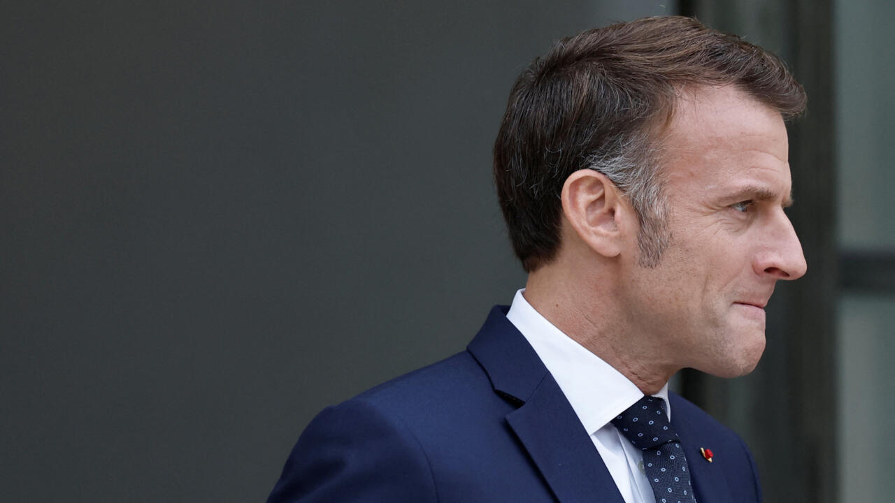 Día decisivo en Francia: Macron convoca a partidos políticos; se cumple plazo autoimpuesto para nombrar un nuevo premier