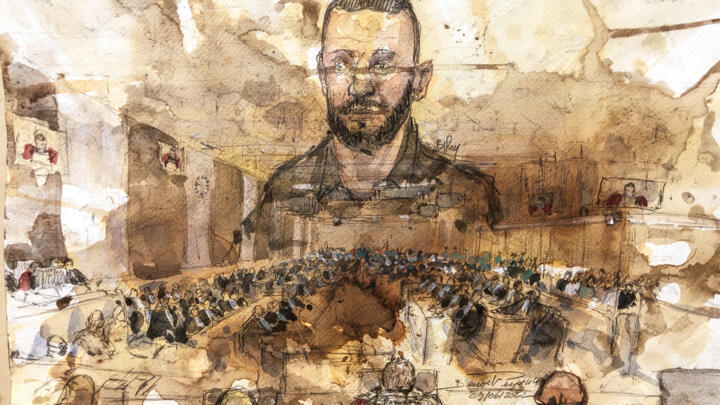 رسم تخطيطي للمحكمة يُظهر المتهم الرئيسي صلاح عبد السلام مرسوما على منظر عام لقاعة المحكمة في اليوم الأخير لمحاكمة هجمات باريس الإرهابية.