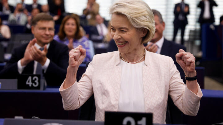 Ursula von der Leyen réagit après avoir été choisie comme présidente de la Commission européenne pour un second mandat, au Parlement européen à Strasbourg, en France, 18 juillet 2024.