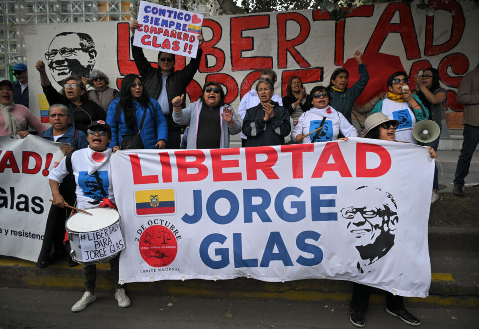 Simpatizantes del exvicepresidente ecuatoriano Jorge Glas (2013-2017) se manifiestan en su apoyo frente a la Corte Nacional de Justicia, en Quito, el 30 de junio de 2025