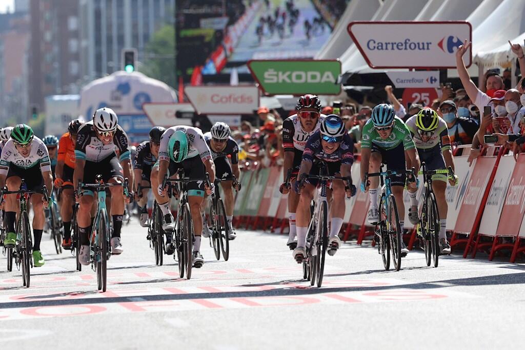 Belgijski zawodnik Alpecin Fenix ​​Jasper Philipsen (3D) wygrał drugi etap 166,7 km wyścigu Vuelta a España pomiędzy Caleruega i Burgos.