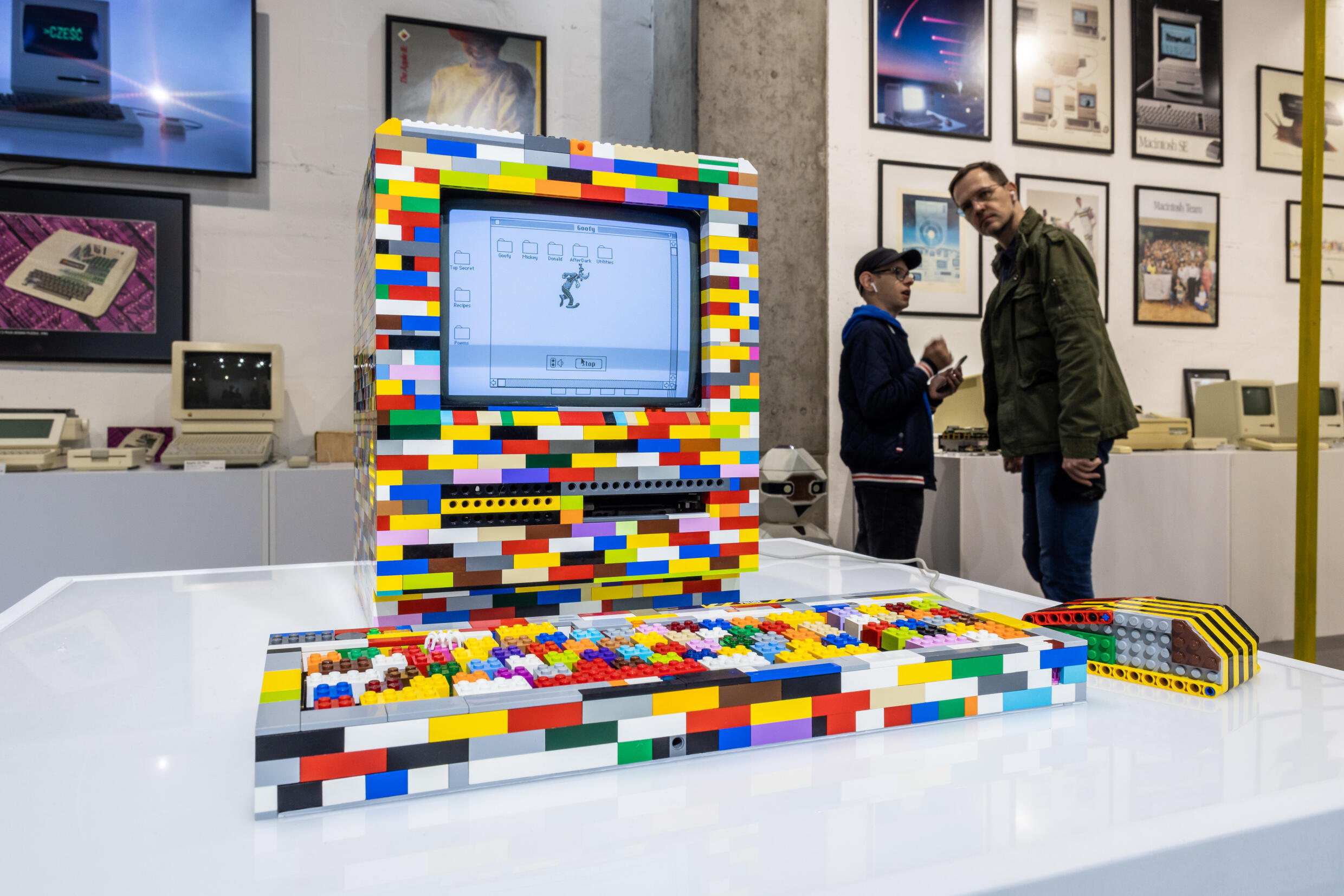 Komputer Macintosh zrobiony z klocków Lego jest wystawiony 29 maja 2022 roku w Apple Museum w Warszawie.