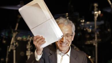 El presidente de la Comisión de la Verdad de Colombia, el sacerdote jesuita Francisco De Roux, presenta el informe final construido por la Comisión, hoy en Bogotá (Colombia).