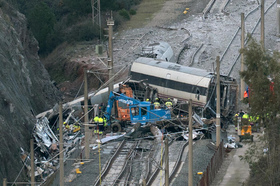 Les services d'urgence et les enquêteurs sur le site de la collision ferroviaire à Adamuz en Espagne le 20 janvier 2026.