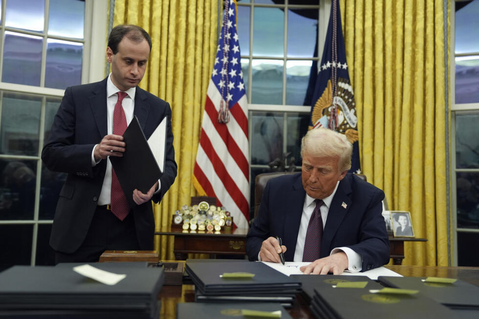 El presidente Donald Trump firma una orden ejecutiva relativa a los cárteles en el Despacho Oval de la Casa Blanca, el lunes 20 de enero de 2025, en Washington.