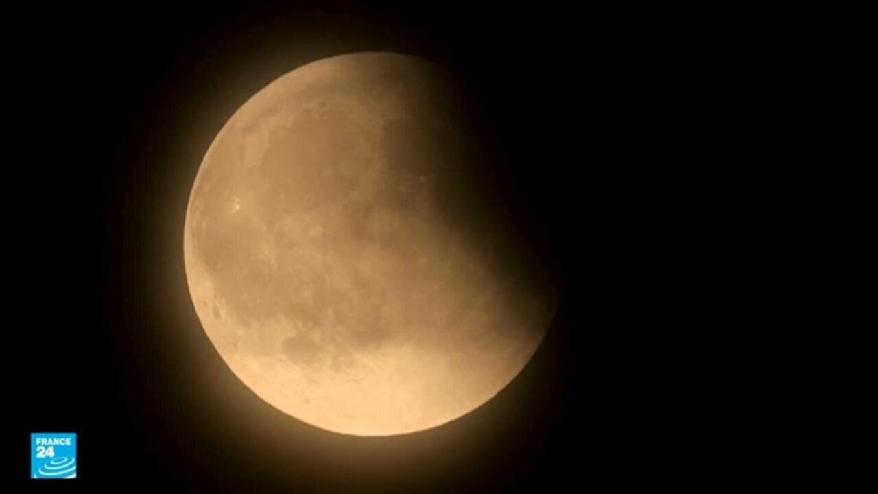 "قمر الدم".. خسوف كلي للقمر يُرصد بشكل رئيسي في آسيا