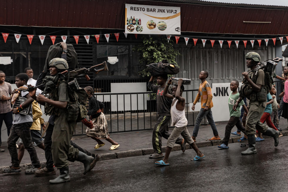 Des combattants du M23 dans une rue du quartier de Keshero à Goma, le 27 janvier 2025 en RD Congo.