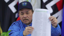 Fotografía cedida por la Presidencia de Nicaragua, del presidente de Nicaragua, Daniel Ortega muestra la lista de nombres de los 222 presos políticos liberados el jueves 9 de febrero, en Managua (Nicaragua).