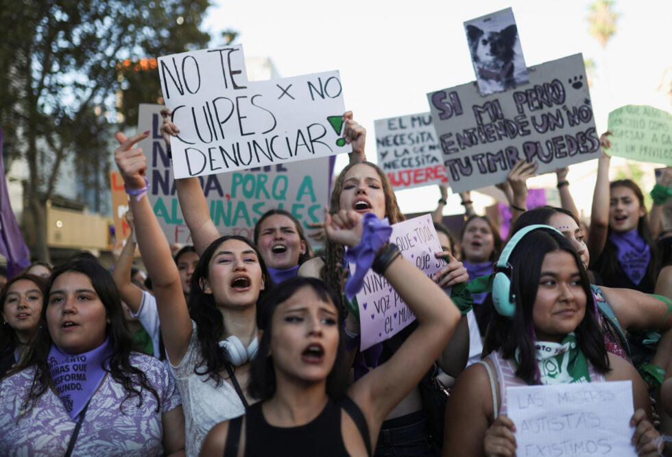 Galería 8M - Una mujer sostiene un cartel que dice "No te culpes por no denunciar" durante una manifestación para conmemorar el día Internacional de la Mujer en Santiago, Chile, el 8 de marzo de 2024.