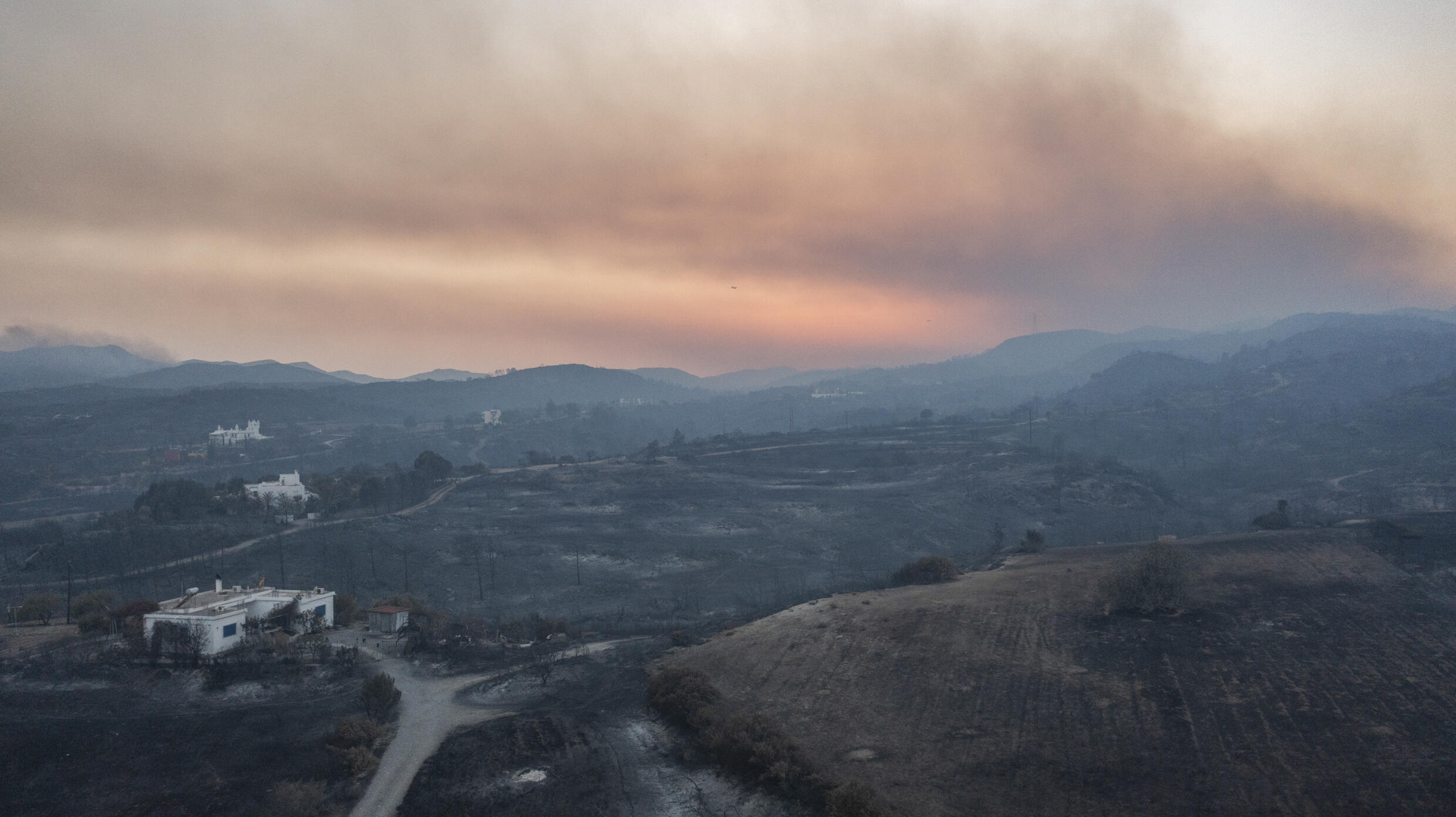 Vue aérienne d'une zone ravagée par le feu sur l'île de Rhodes, en Grèce, le 26 juillet 2023