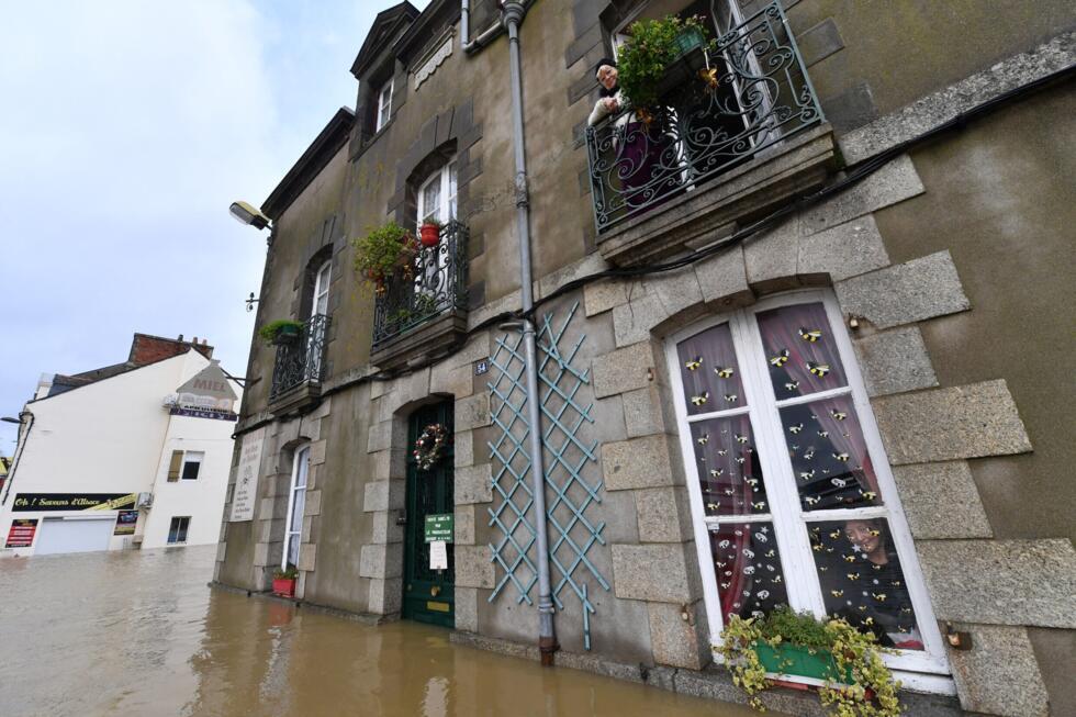 Anne et Annie Dahiez, apicultrices, posent dans leur maison à deux étages, où elles ont décidé de rester malgré les fortes inondations, le long du canal de Nantes à Brest à Redon, le 29 janvier 2025.