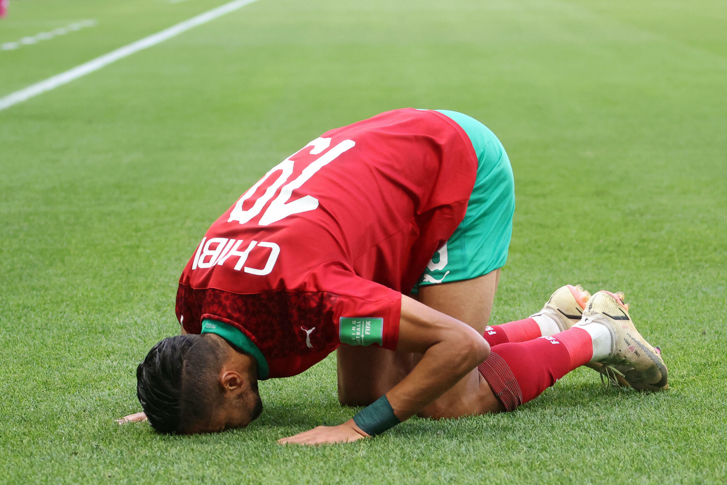 المدافع المغربي محمد الشيبي ساجداً بعد تسجيل الهدف الثالث لمنتخب بلاده أمام الأردن على استاد أحمد بن علي ضمن بطولة كأس العرب في 4 كانون الأول/ديسمبر 2021