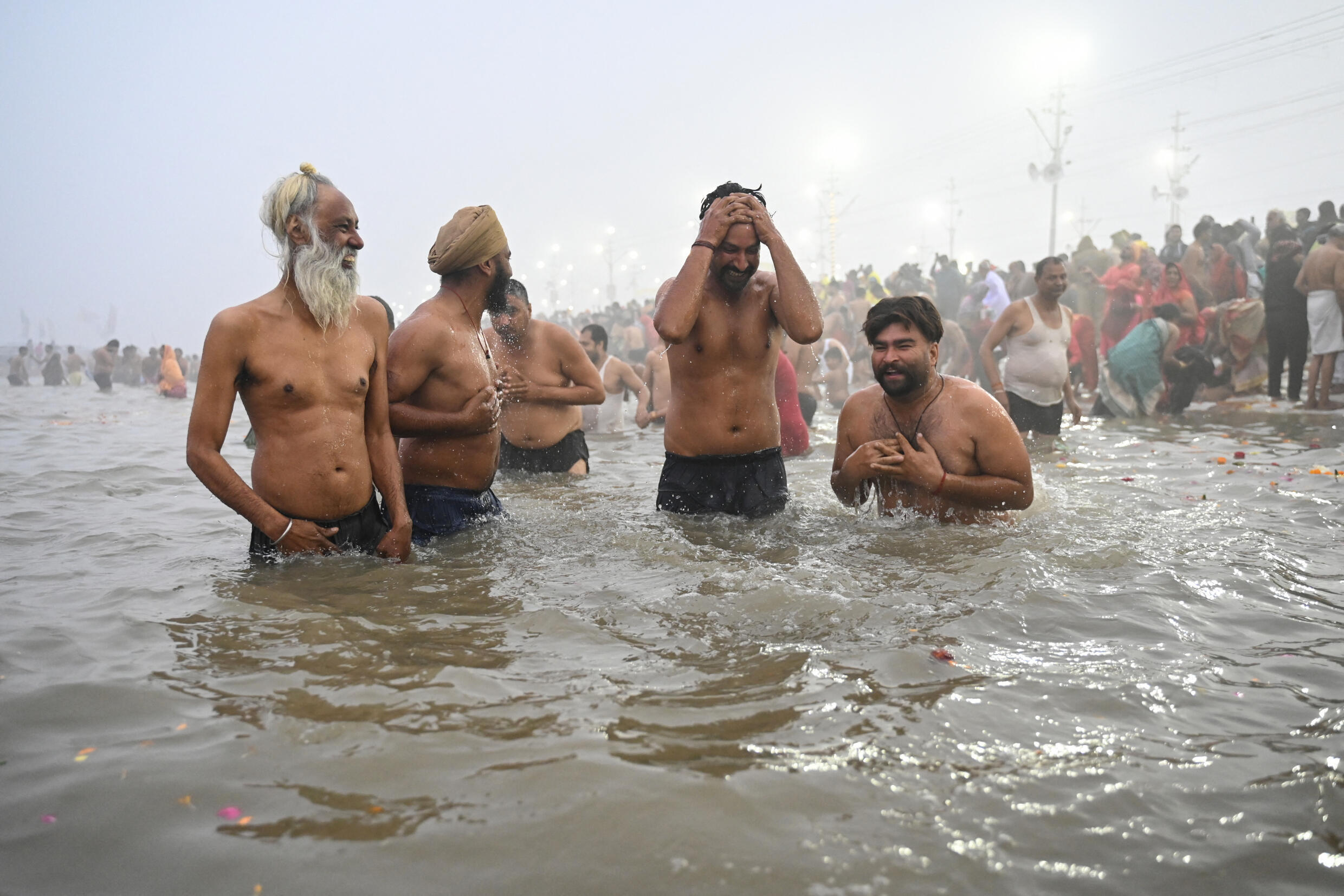 Des pèlerins se sont plongés dans les eaux froides du confluent des fleuves sacrés du Gange, de la Yamuna et de la mythique Sarasvati, en Inde, dès l'aube, lundi 13 janvier 2025.