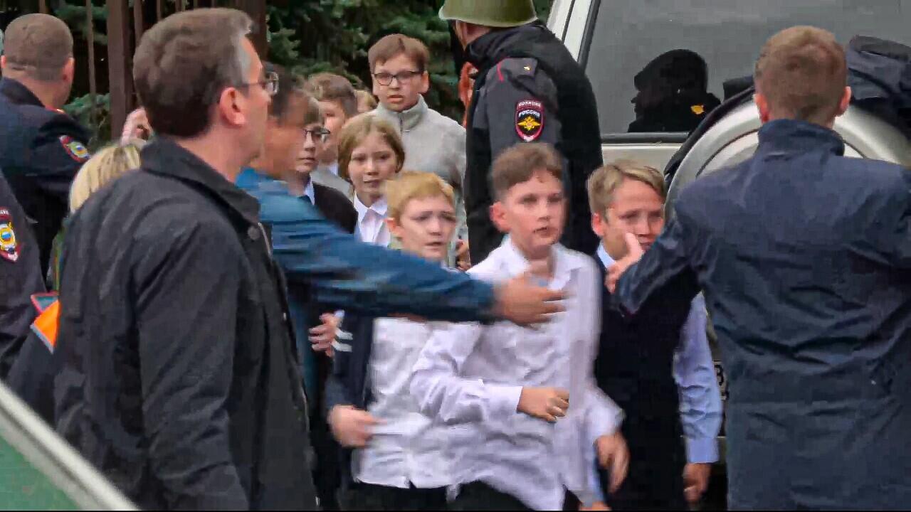 Imagen tomada de un video muestra el desalojo de los niños de la escuela 88 de Izhvesk, que fue atacada por un tirador este lunes, 26 de septiembre de 2022