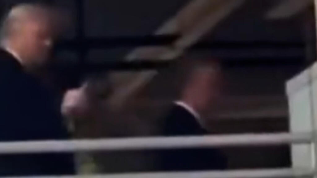 "مرحبا بحامي المتحرشين بالأطفال" ترامب يرد على عامل في ميشيغان بإشارة نابية بإصبعه