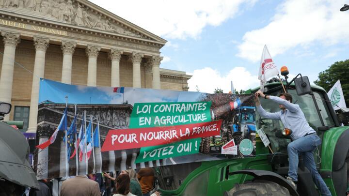 Des agriculteurs participent à un rassemblement organisé par les syndicats FNSEA et Jeunes Agriculteurs devant l'Assemblée nationale française à Paris, le 26 mai 2025.