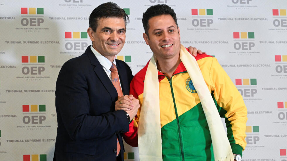 Archivo: El entonces candidato presidencial Rodrigo Paz y el postulante a vicepresidente Edman Lara, del Partido Demócrata Cristiano (PDC), estrechan sus manos durante una conferencia de prensa antes del debate presidencial previo a la segunda vuelta electoral, en La Paz, Bolivia, el 12 de octubre de 2025.