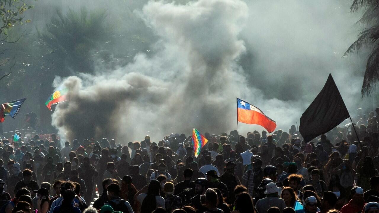 Archivo-Un manifestante participa en una protesta contra el Gobierno del presidente Sebastián Piñera, en Santiago, Chile, el 13 de diciembre de 2019. La crisis de Chile estalló a mediados de octubre por los aumentos en las tarifas del metro, pero rápidamente se convirtió en el estallido de disturbios sociales más severo desde el final de la dictadura de Augusto Pinochet hace tres décadas.