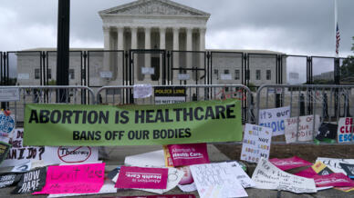 Manifestantes por el derecho al aborto dejan pancartas en una cerca frente a la Corte Suprema de EE. UU. en Washington D.C., el 14 de mayo de 2022.