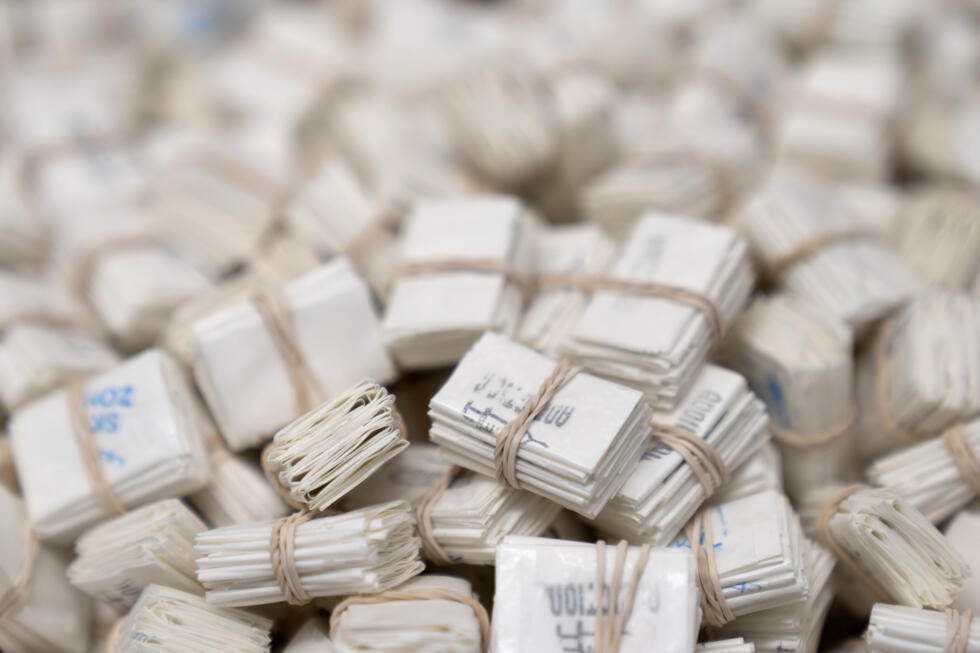 Sobres de papel cristal utilizados para envasar pastillas o polvo de fentanilo se exhiben en un laboratorio de investigación de la Administración para el Control de Drogas (DEA) el martes 29 de abril de 2025, en el norte de Virginia.