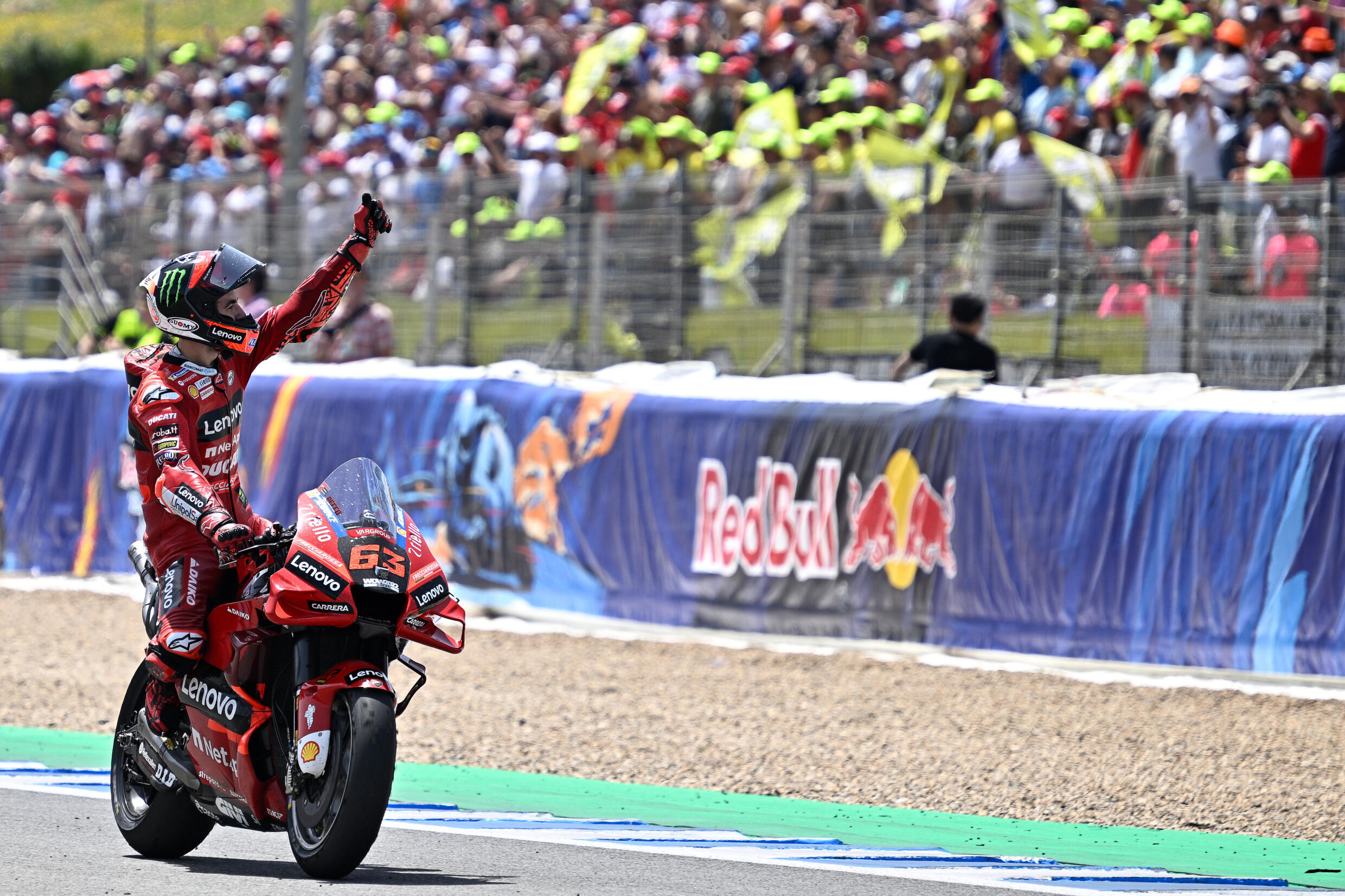 Francesco Bagnaia saluta i tifosi di Jerez dopo la vittoria