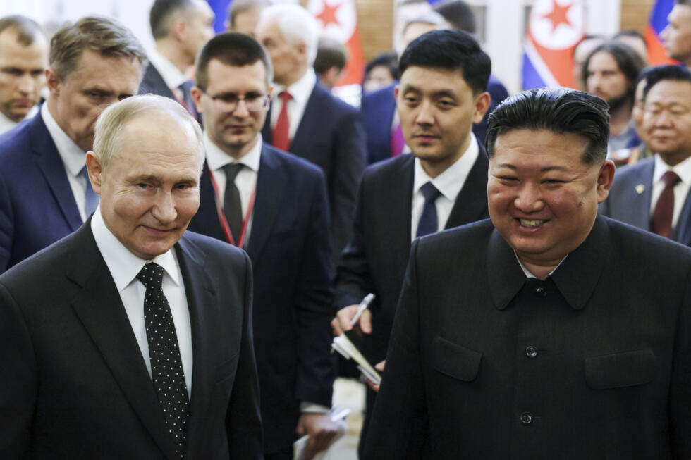 Archivo - El presidente ruso, Vladimir Putin (izquierda), y el líder norcoreano, Kim Jong Un, sonríen juntos en Pyongyang, Corea del Norte, el 19 de junio de 2024.