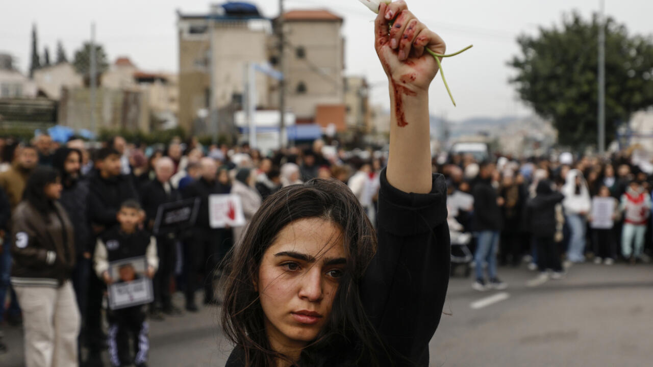 عشرات الآلاف يتظاهرون احتجاجا على ارتفاع معدلات الجريمة في الوسط العربي في إسرائيل