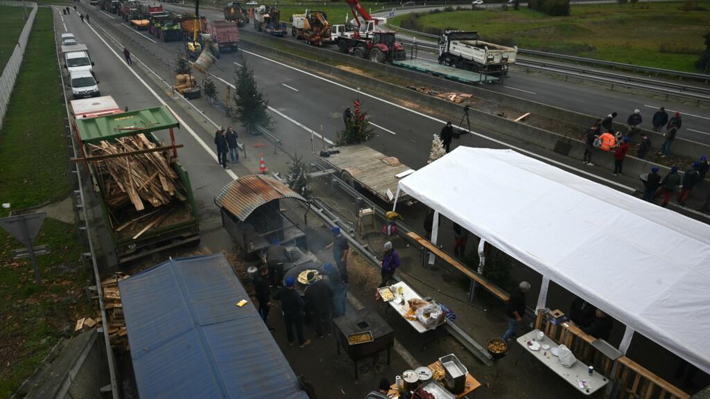 Colère agricole : des barrages persistent dans le Sud-Ouest, malgré les appels à une "trêve de Noël"