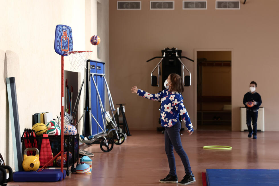 Mathilda, atteinte d'un cancer, fait des exercices dans la salle de sport du Château Sourire