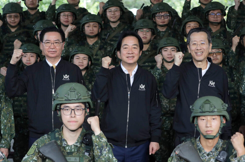 El presidente de Taiwán, Lai Ching-te, en el centro, anima a los soldados mientras inspecciona a los reservistas taiwaneses que participan en un entrenamiento militar de reserva en el condado de Ilan, al este de Taiwán, el martes 2 de diciembre de 2025.