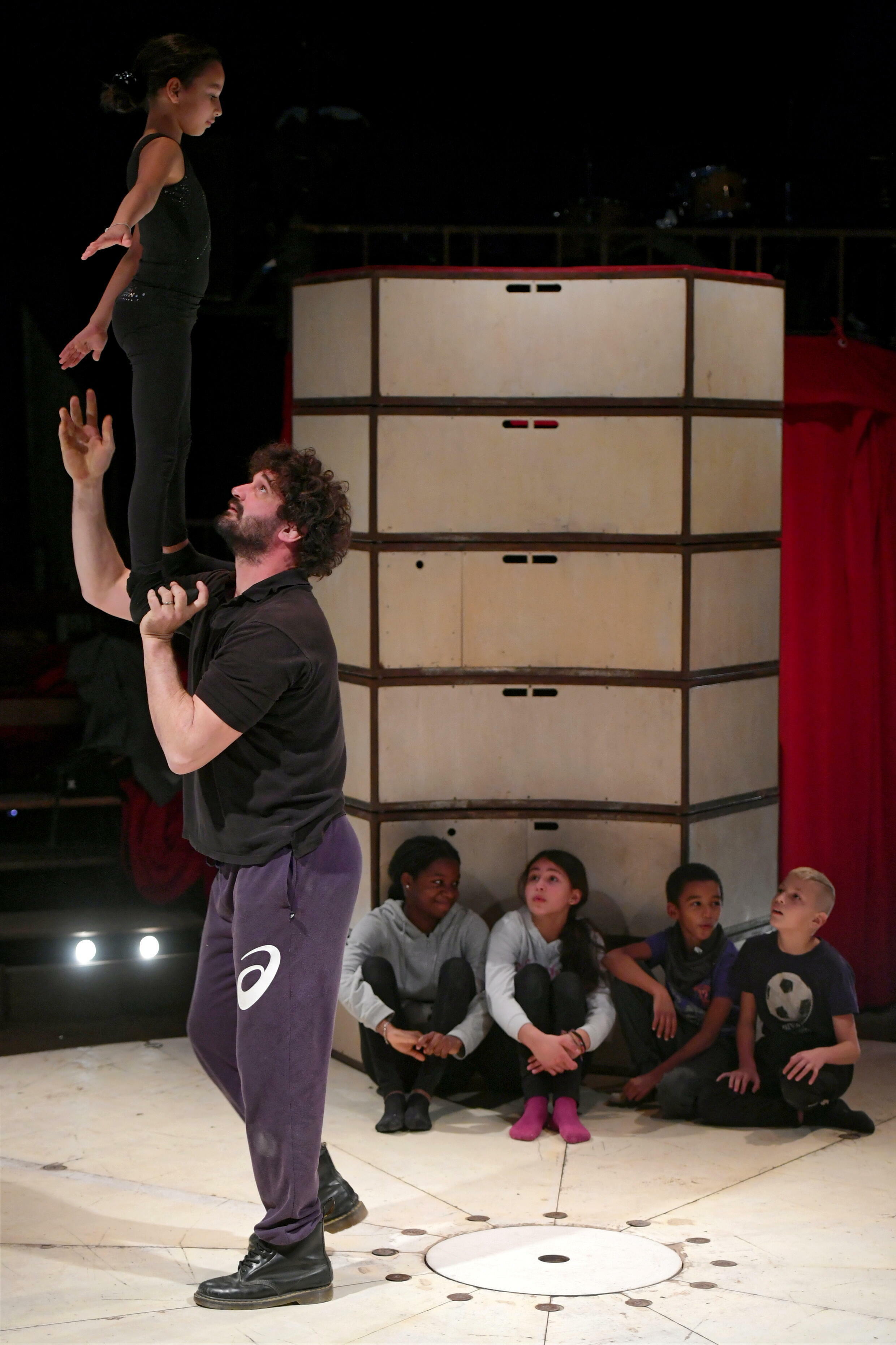 El artista circasiano Victor Katala, cofundador de Circus Aital, cría al pequeño Kenza durante un ensayo para su espectáculo en Moret, Haute-Garonne, 18 de diciembre de 2021.