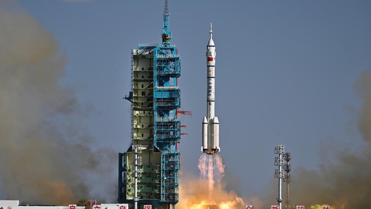 الصين تُطلق مركبة لإعادة روادها من محطة الفضاء في مدار الأرض