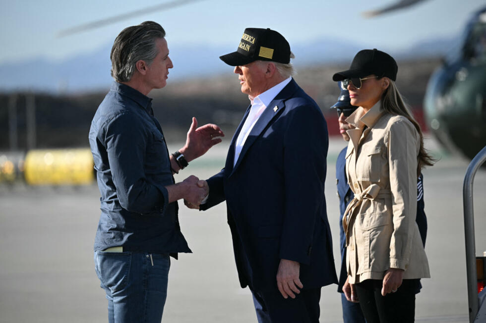Le président américain Donald Trump serre la main du gouverneur de Californie Gavin Newsom à son arrivée à l'aéroport international de Los Angeles, le 24 janvier 2025.