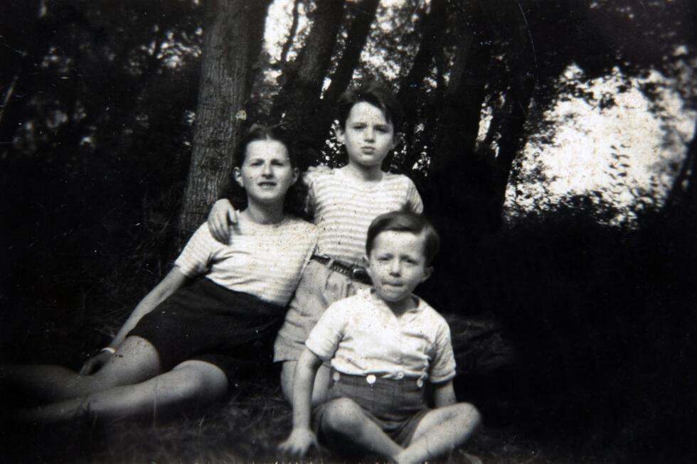 Lili Keller-Rosenberg avec ses frères Robert et André, avant leur déportation.