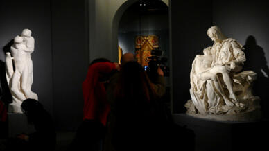 L'exposition est la première fois que la célèbre "Pieta" de Michel-Ange sera exposée avec deux autres sculptures du géant de la Renaissance de la Vierge Marie pleurant sur le corps du Christ