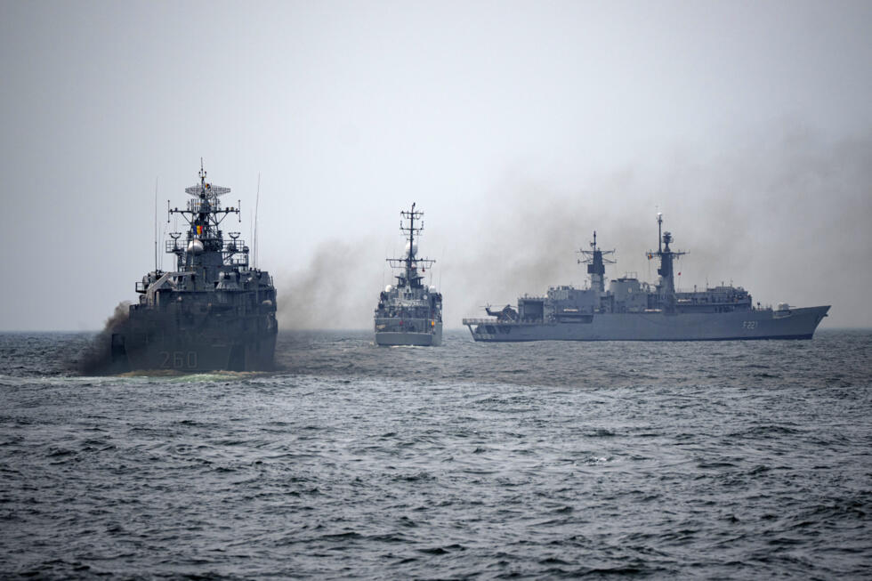 Archivo - Buques de guerra rumanos navegan envueltos en humo durante un ejercicio dirigido por la Armada rumana en las afueras de Constanza, Rumania, el martes 16 de abril de 2024. El ejercicio, denominado "Sea Shield 2024", reunió a tropas estadounidenses y de la OTAN e involucró a unos 2.200 militares de 12 estados aliados y socios.