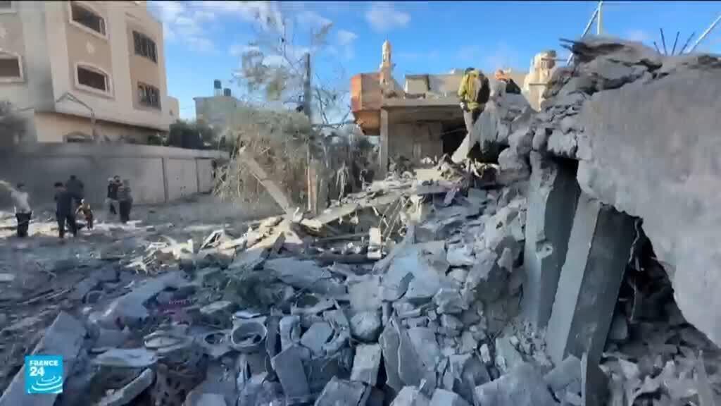 فلسطينيون يتفقدون الدمار بعد غارات إسرائيلية ليلا على مخيم النصيرات وسط قطاع غزة