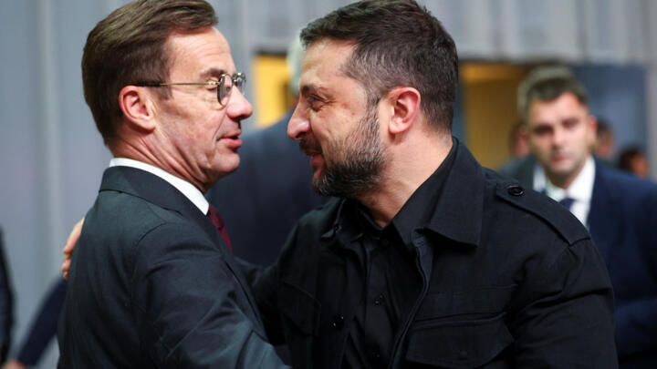 Le président ukrainien Volodymyr Zelensky et le Premier ministre suédois Ulf Kristersson, lors du sommet européen de Copenhague, le 2 octobre 2025.