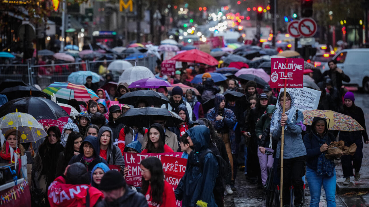 Des manifestants défilent pour dénoncer les violences faites aux enfants et aux adolescents, à Paris le 15 novembre 2025.