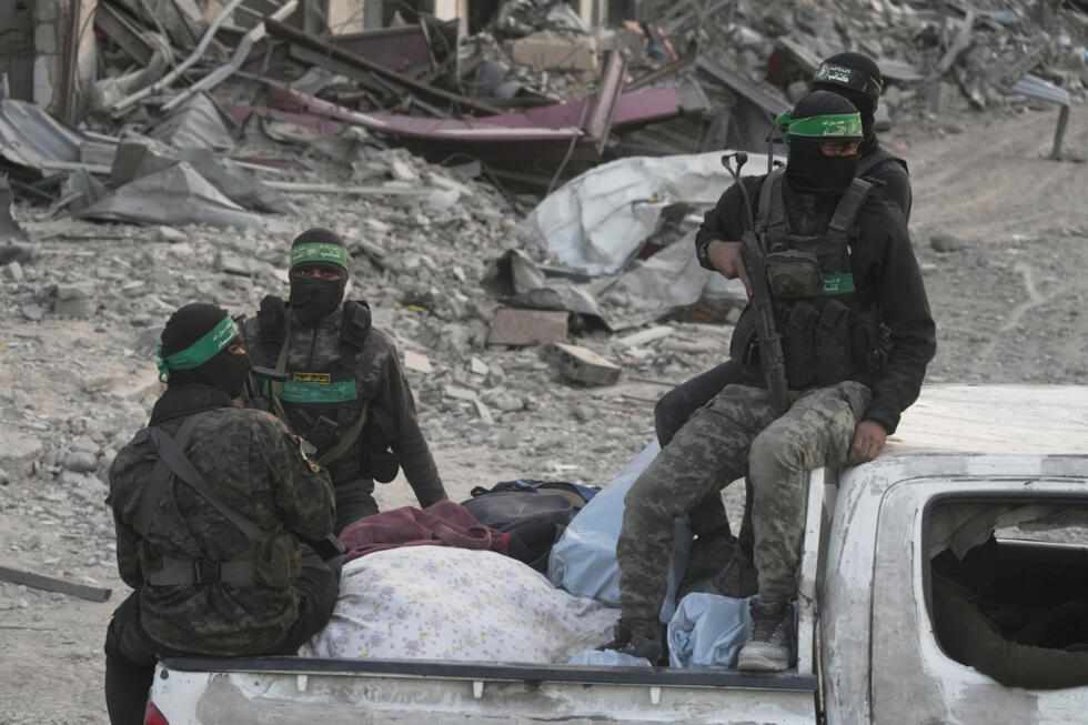 Des membres du Hamas recherchent les corps des derniers otages israéliens, à Gaza-ville, le 5 novembre 2025.