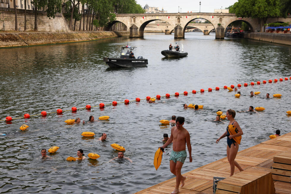 Des gens se baignent dans la Seine à Paris le 5 juillet 2025.