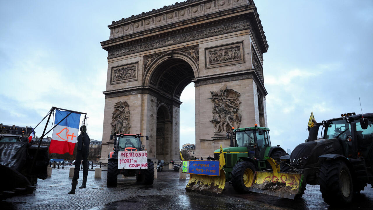فرنسا: مزارعون يصلون بجراراتهم قرب برج إيفل وقوس النصر احتجاجا على اتفاقية "ميركوسور"