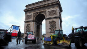 Τρακτέρ παρκαρισμένα μπροστά από την Αψίδα του Θριάμβου στο Παρίσι, καθώς Γάλλοι αγρότες διαμαρτύρονται κατά της συμφωνίας ελεύθερων συναλλαγών ΕΕ-Mercosur στις 8 Ιανουαρίου 2025.