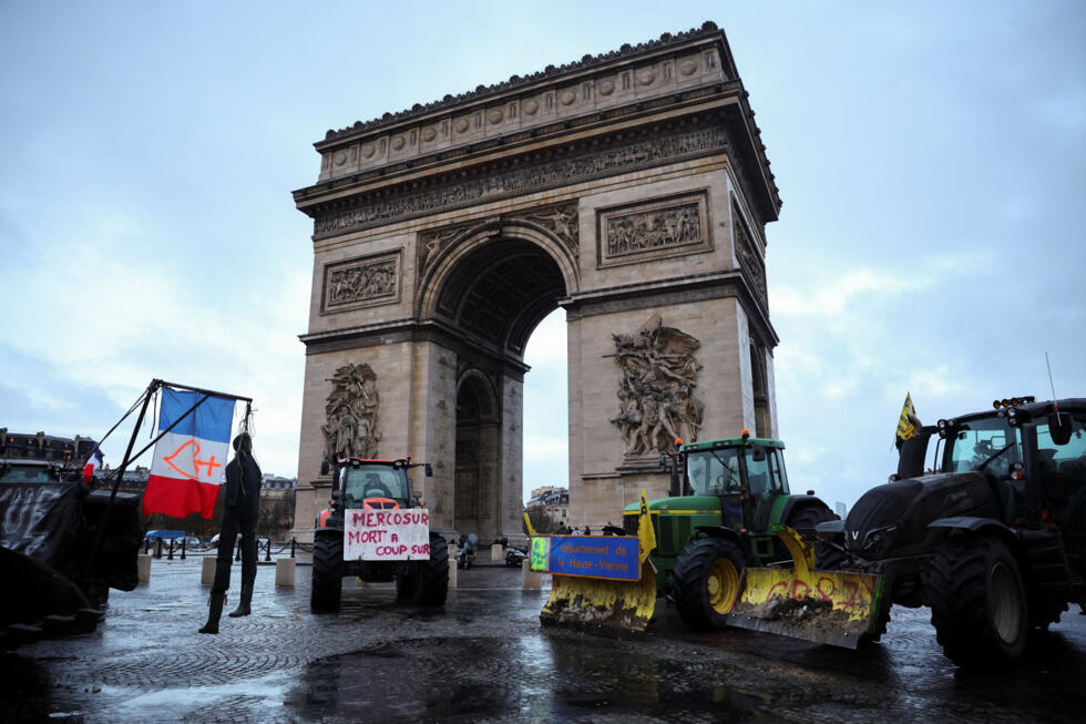 Tractoren staan geparkeerd voor de Arc de Triomphe terwijl Franse boeren protesteren tegen de vrijhandelsovereenkomst tussen de EU en Mercosur en de aanpak van de uitbraak van huidziekten in Frankrijk.