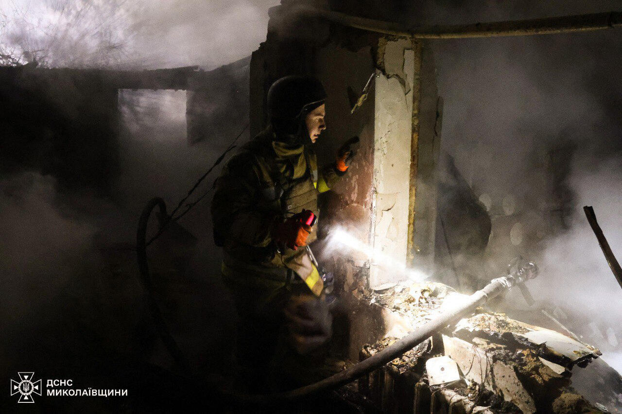 Cette photographie prise et publiée par les services d'urgence ukrainiens le 11 novembre 2024 montre un secouriste travaillant sur le site d'une frappe nocturne russe à Mykolaïv, le 11 novembre 2024.