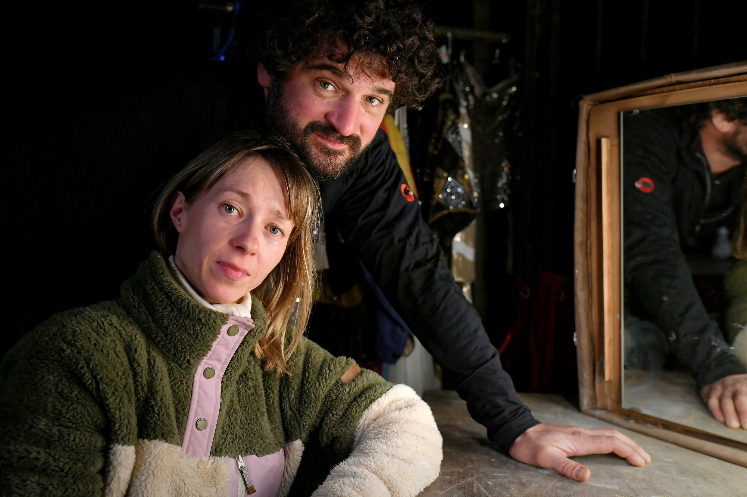 Victor Katala (D) y Katie Pekarinen, fundadores de Circus Ital en Morette, Haute-Garonne, 18 de diciembre de 2021