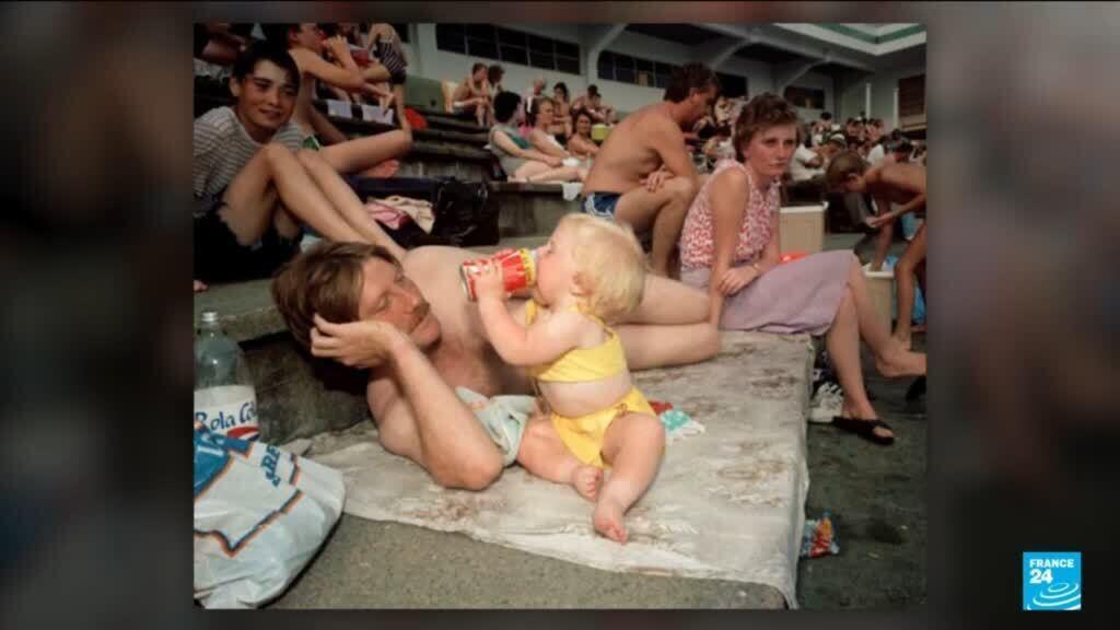 توفي المصور البريطاني الشهير مارتن بار عن عمر يناهز 73 عامًا في مدينة بريستول